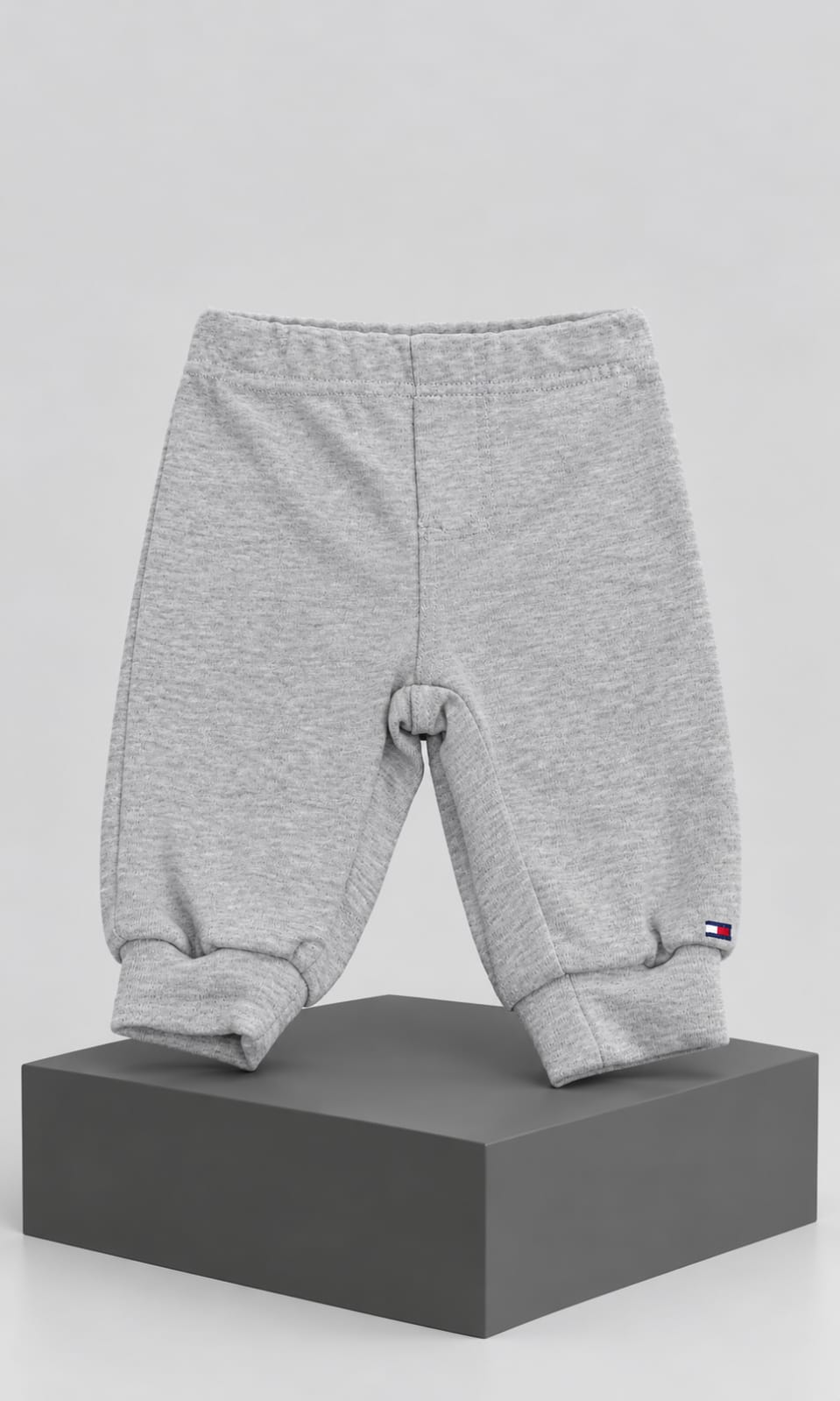 Conjunto Tommy Hilfiger de 2 Pañaleros y Pants para Bebé 0 a 3 Meses