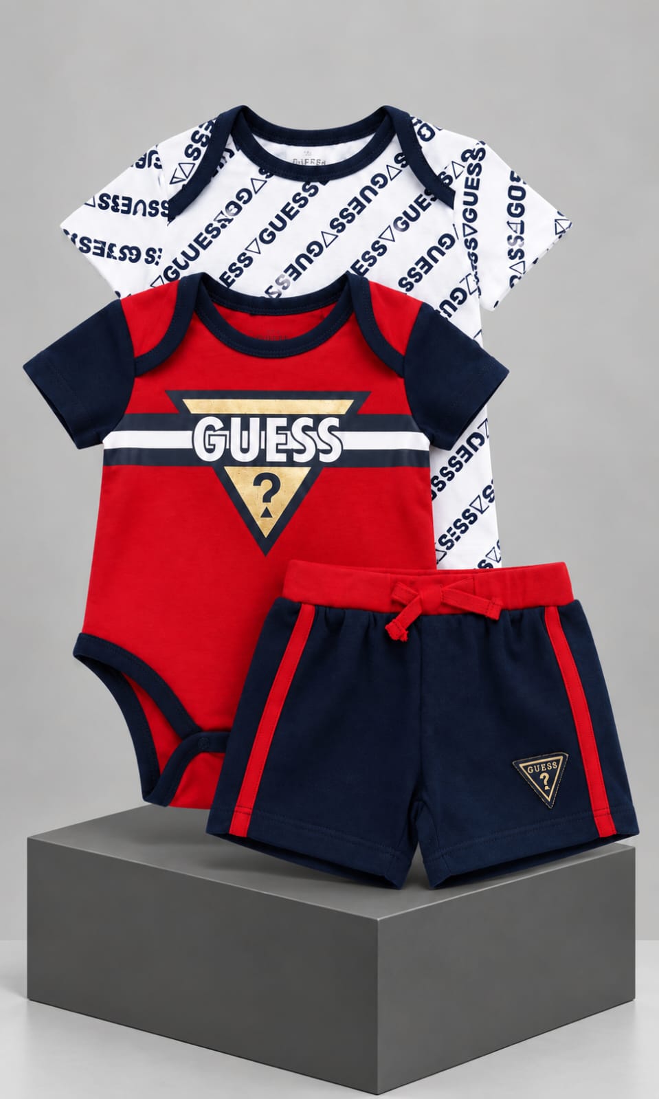 Pack de 3 Piezas GUESS para Niño 3 a 6 Meses Pañalero Playera y Short