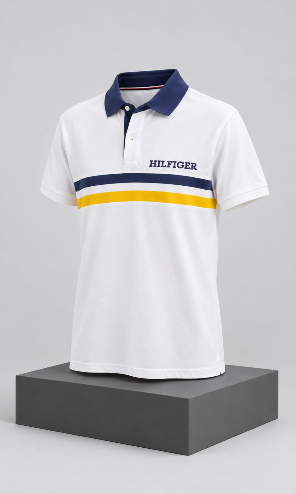Playera para Hombre Blanca con Detalles Azul Marino y Amarillo Tommy Hilfiger