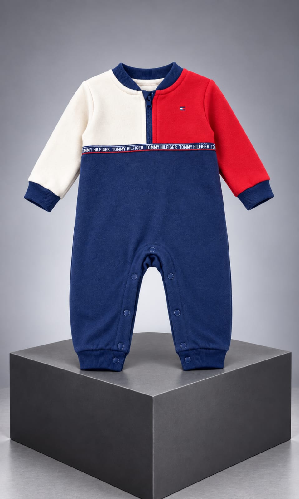 Mameluco Tommy Hilfiger para bebé 6-9 meses color azul marino, rojo y blanco