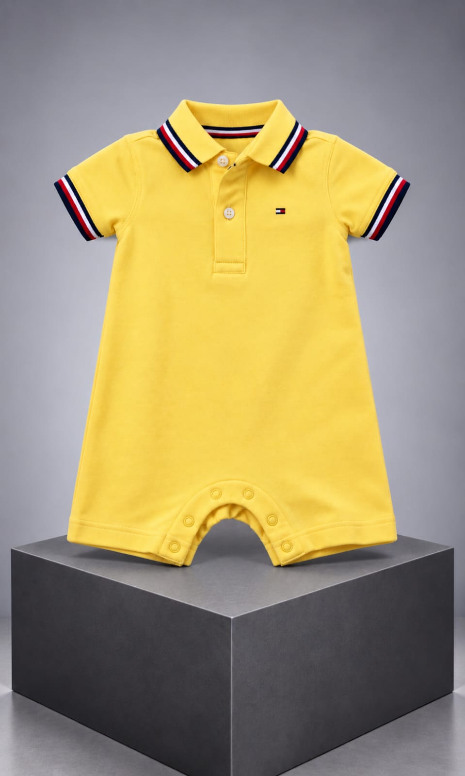 Mameluco Tommy Hilfiger para bebé 3-6 meses color amarillo