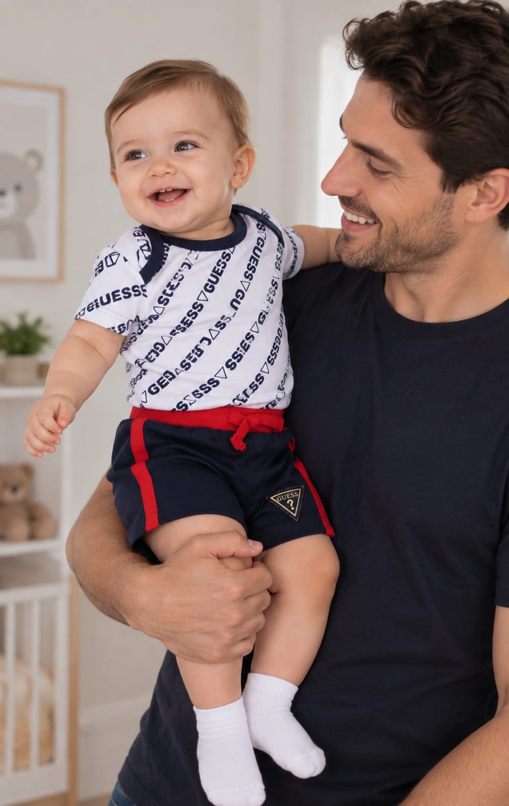 Pack de 3 Piezas GUESS para Niño 3 a 6 Meses Pañalero Playera y Short