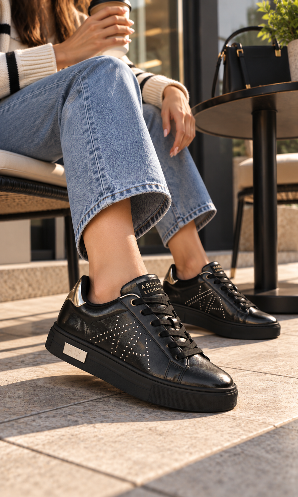 Tenis Armani Exchange XDX079 para Dama Negro y Dorado