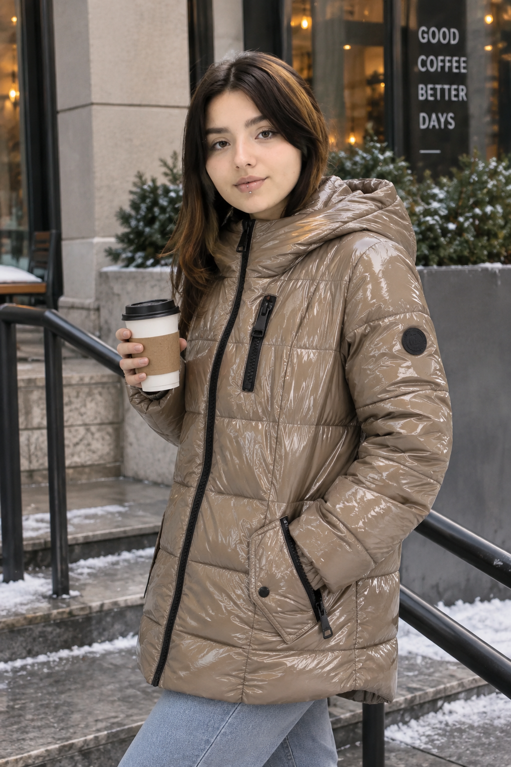 Chamarra Calvin Klein para Mujer Café Acolchada con Acabado Brillante