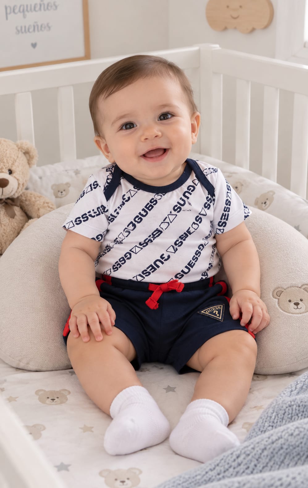 Pack de 3 Piezas GUESS para Niño 3 a 6 Meses Pañalero Playera y Short