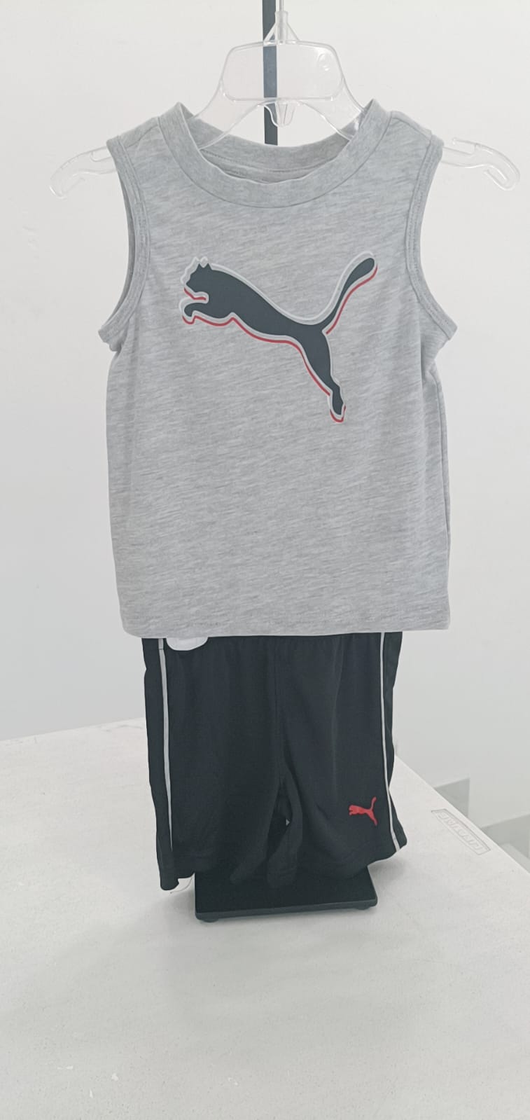 Conjunto para bebé de 12 meses con camiseta sin mangas y short gris y negro