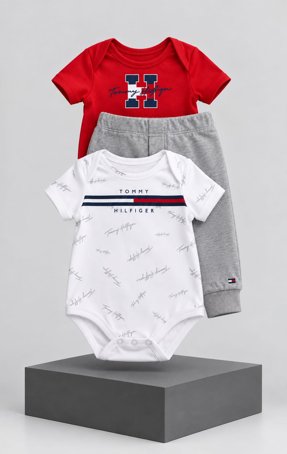 Conjunto Tommy Hilfiger de 2 Pañaleros y Pants para Bebé 0 a 3 Meses