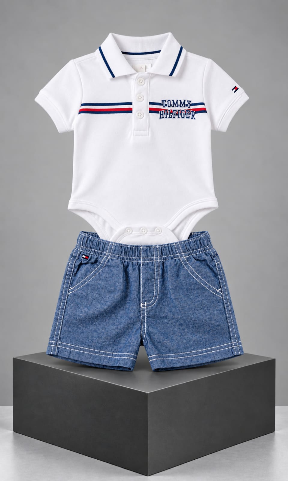 Conjunto Tommy Hilfiger de pañalero y short para bebé 6-9 meses color blanco y azul