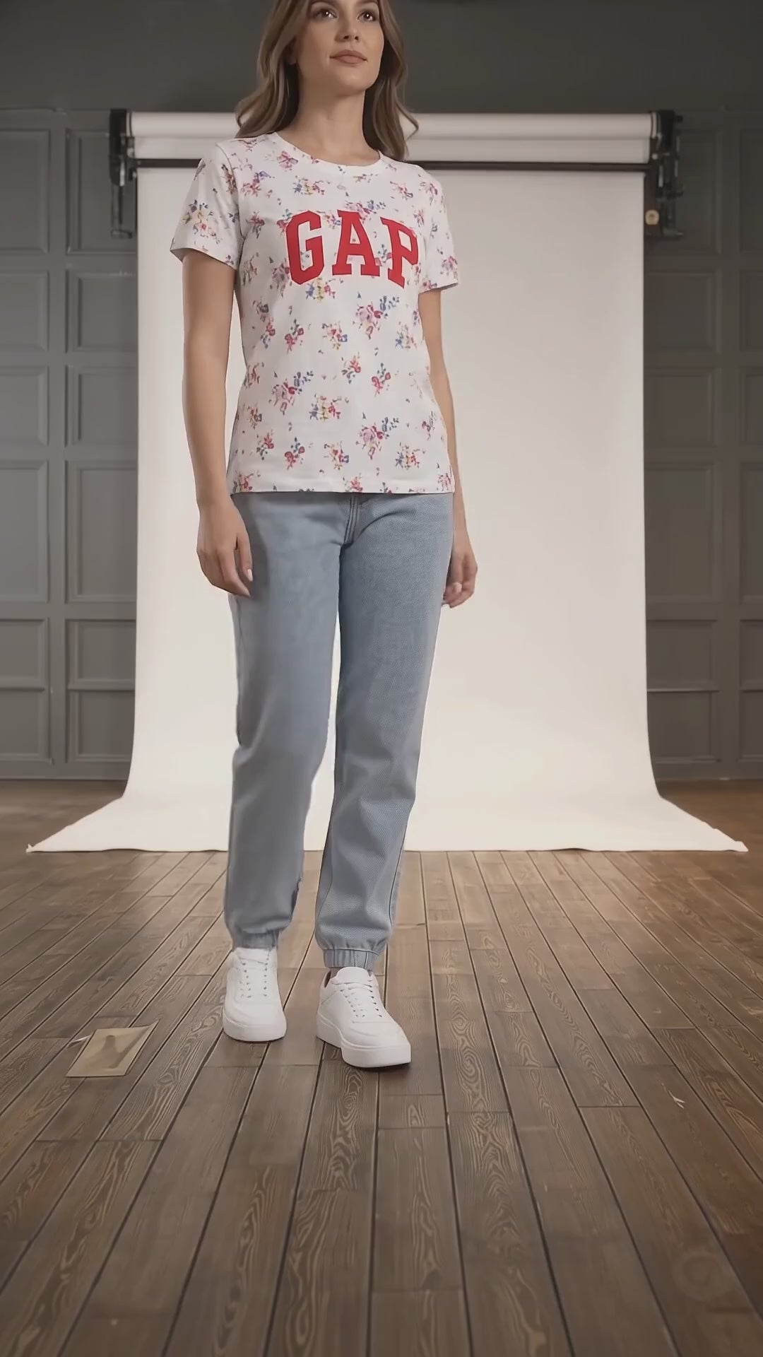 Blusa GAP  para Dama Floral con Logo Cuello Redondo